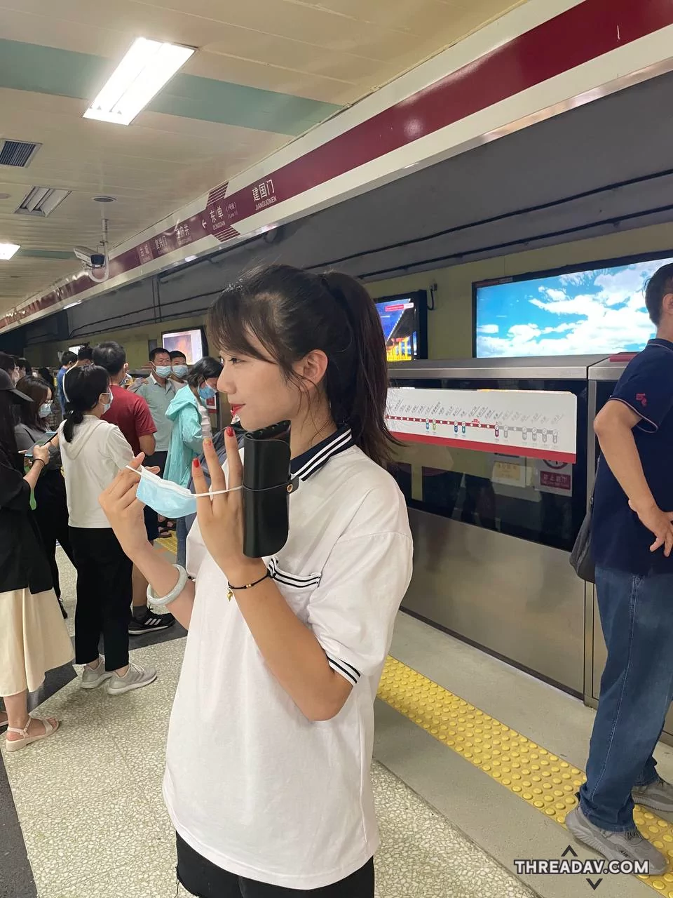 来自大连的超极品高中生学妹 那清纯的外表 处处都透露着荷尔蒙 穿着超短牛仔裤 裤子都没脱 直接被男友死开暴力无套插入