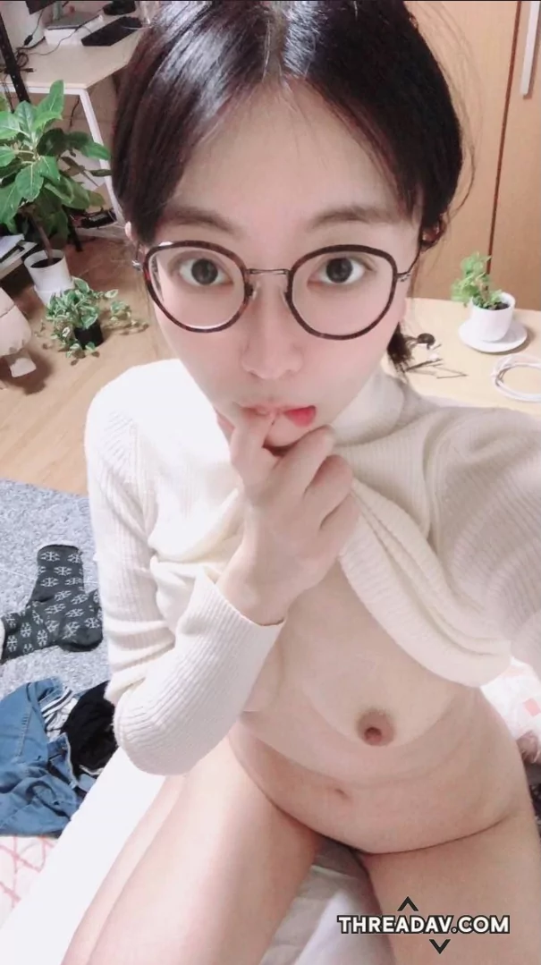 極品高中學生清純眼鏡妹，翘着屁股任由男友玩弄 帮男友足交满足男友的特殊爱好