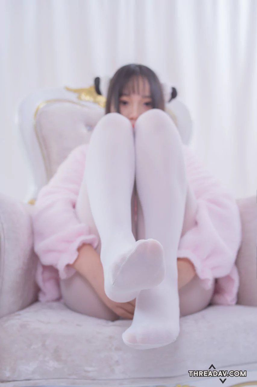 粉嫩長白襪小萝莉，滿滿的少女感，足控的也會很愛