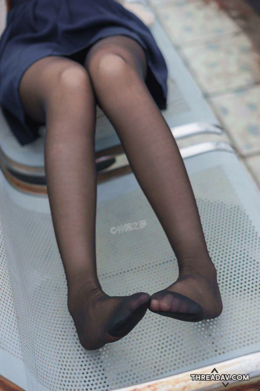 学生黑丝JK制服雙馬尾少女眼神可愛