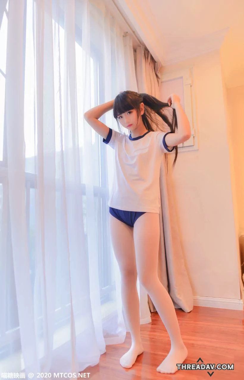 這小蘿莉超可愛，青澀的身體體育服白襪無辜眼神誘惑魅惑，必收藏