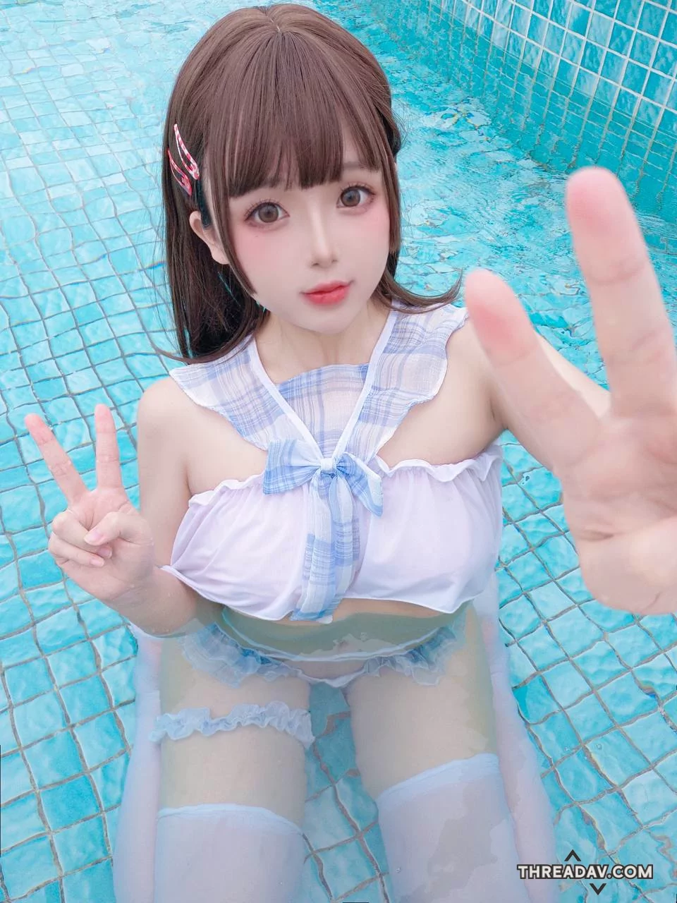 嫩白少女眼神無辜大露巨乳萝莉，臀部真性感