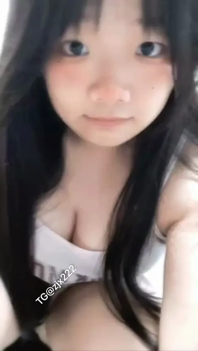 超巨乳學生妹，年紀小小發育驚人，自拍自摸爆乳視頻