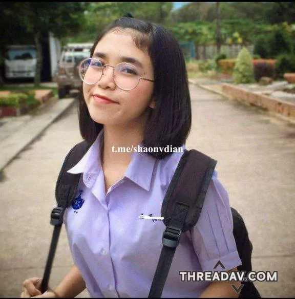 戴眼镜的学生妹特有的清纯感还有一副好身材