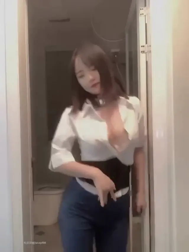 喜爱跳舞的学生妹在家里放松的模样