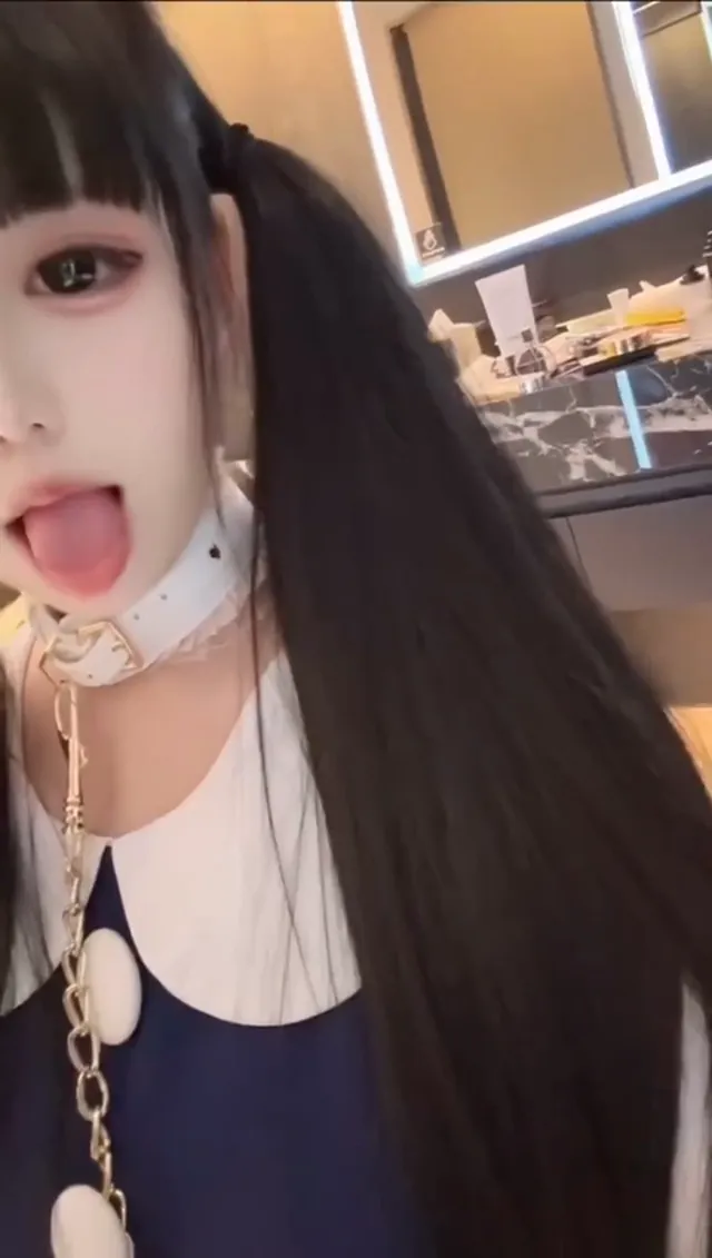 白丝大屁股在公园长椅上露出 粉红女仆装 叔叔线下约会 套套里好多白浆 一线天白虎粉逼 超清纯颜值少萝