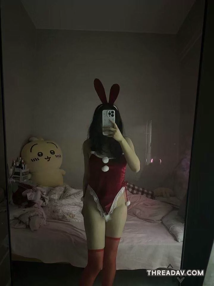 拉链式瑜伽裤 直接拉开来露粉嫩白虎小穴在出租车上自摸 司机还问是不是找不到东西 这也太好笑了