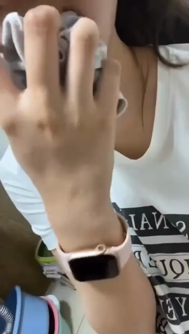 拉链式瑜伽裤 直接拉开来露粉嫩白虎小穴在出租车上自摸 司机还问是不是找不到东西 这也太好笑了