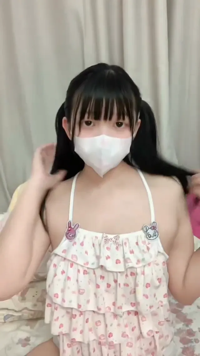 贫乳双马尾少萝 清澈的眼神 内心是个极品骚杯 兔女郎qaq 全身都是肉肉的洛丽塔少女