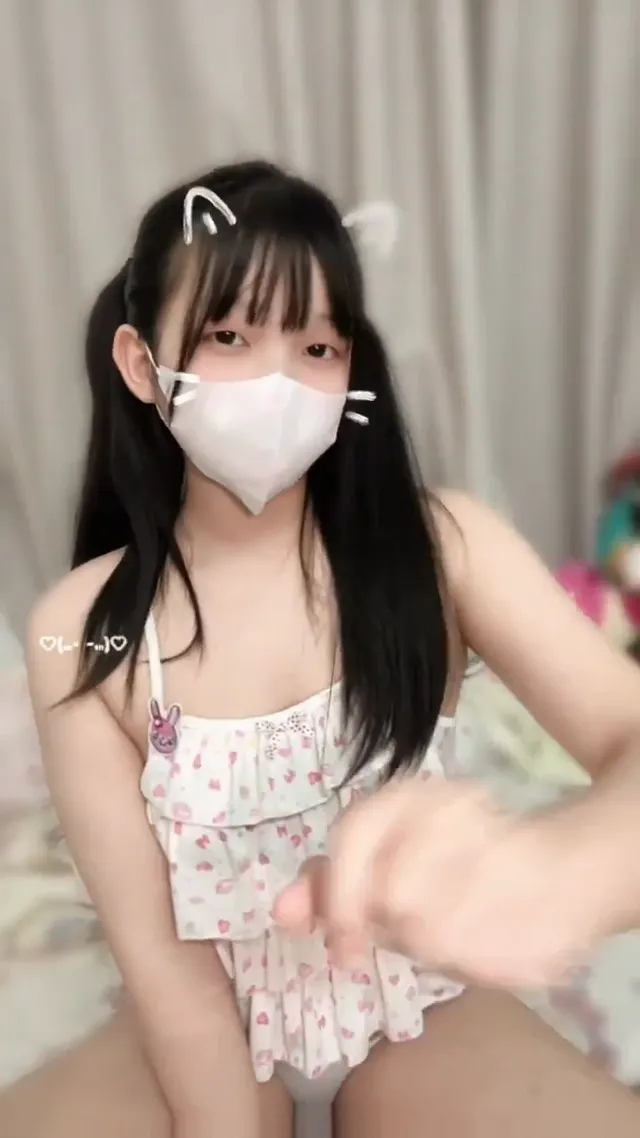 贫乳双马尾少萝 清澈的眼神 内心是个极品骚杯 兔女郎qaq 全身都是肉肉的洛丽塔少女