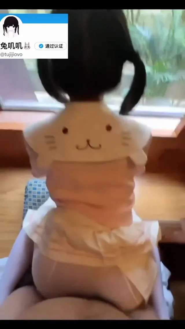 甜甜糯糯的白虎萝莉 粉色园服惹上小草帽好可爱 给哥哥们提供陪睡服务咯 黑丝校服jk翘起屁股无内等大肉棒插入