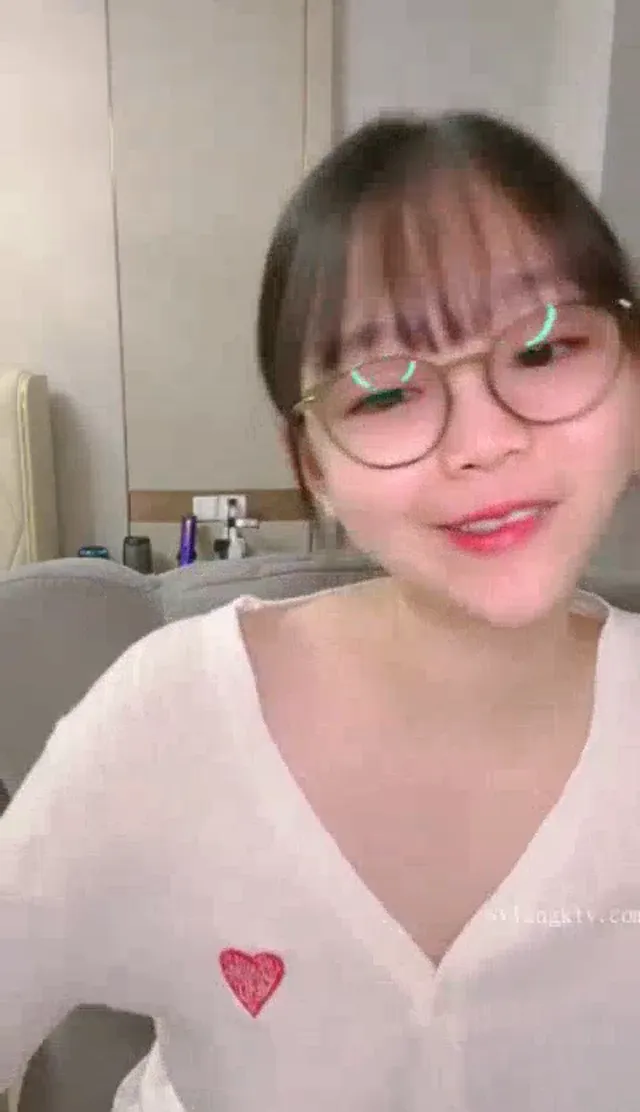 極品眼鏡妹萝莉少女粉嫩穴扣逼發出淫水聲喊好癢，極度反差騷貨母狗