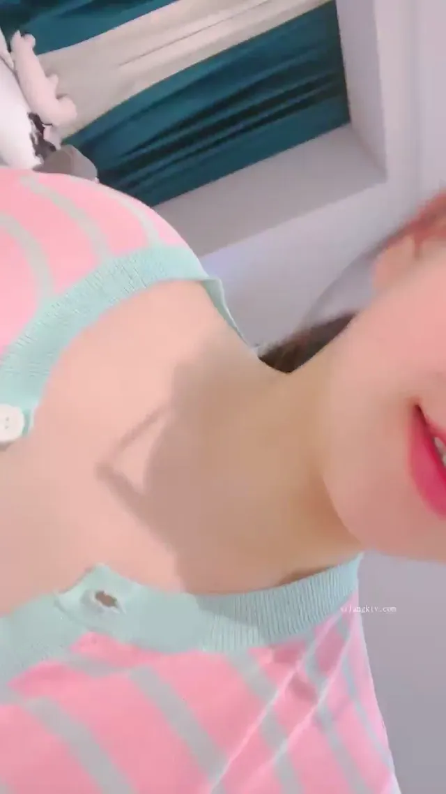 極品眼鏡妹萝莉少女粉嫩穴扣逼發出淫水聲喊好癢，極度反差騷貨母狗