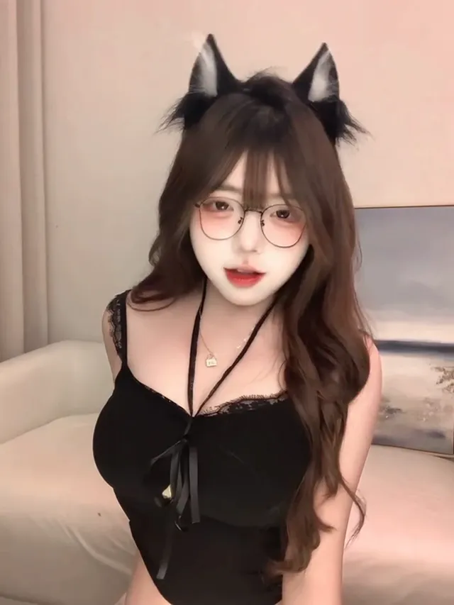 抖音极品甜美可愛小臉女主播，cos扮裝真誘惑人