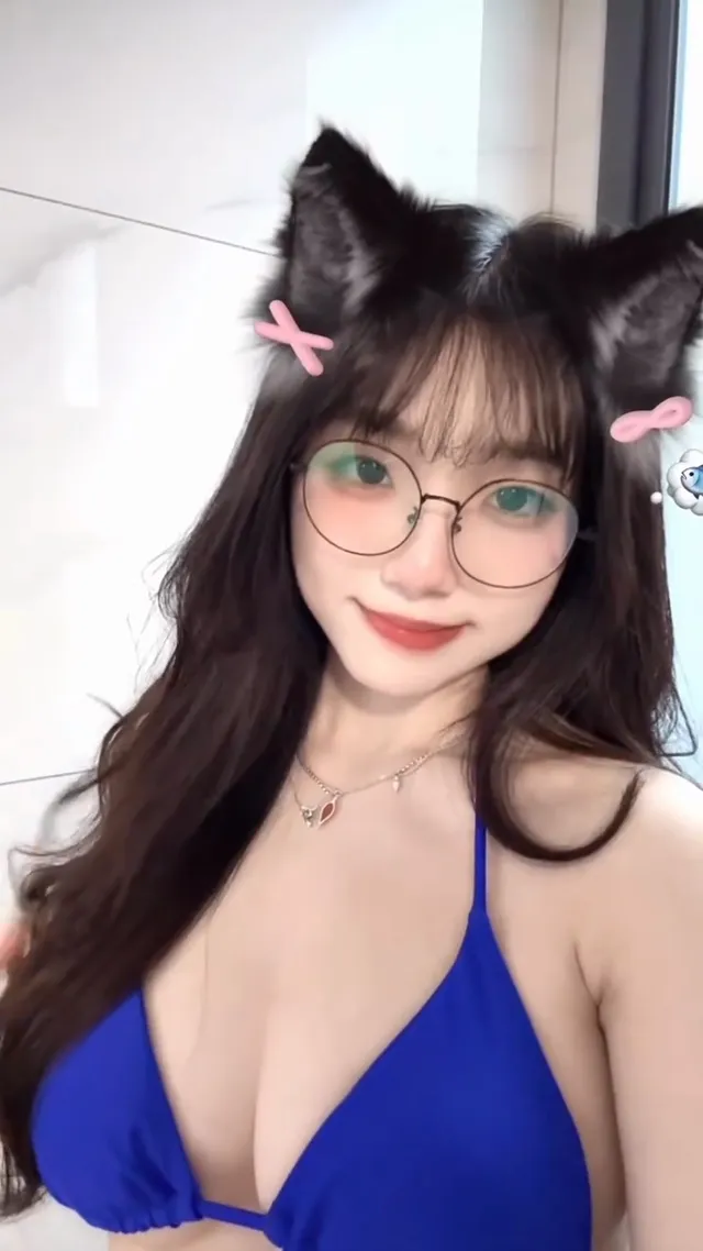 極品高顏值巨乳小貓萝莉，可愛中帶點騷貨樣性感