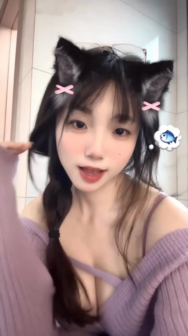 極品高顏值巨乳小貓萝莉，可愛中帶點騷貨樣性感