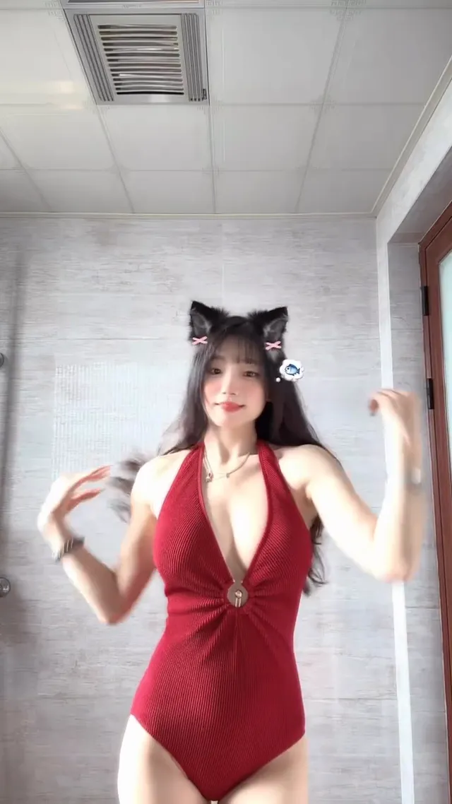 極品高顏值巨乳小貓萝莉，可愛中帶點騷貨樣性感