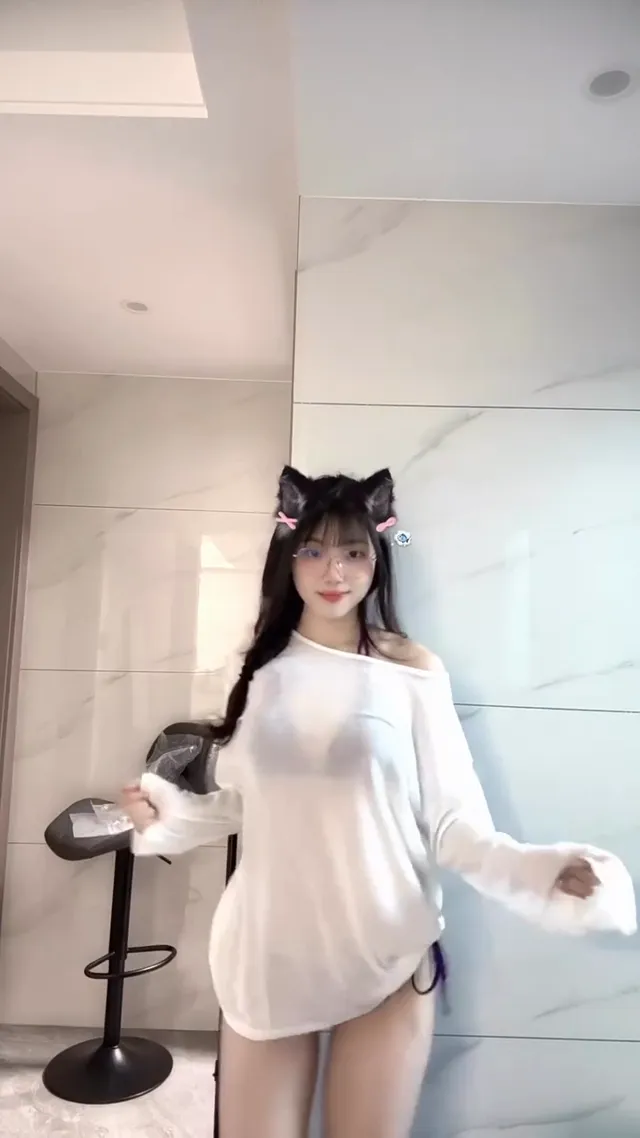 極品高顏值巨乳小貓萝莉，可愛中帶點騷貨樣性感