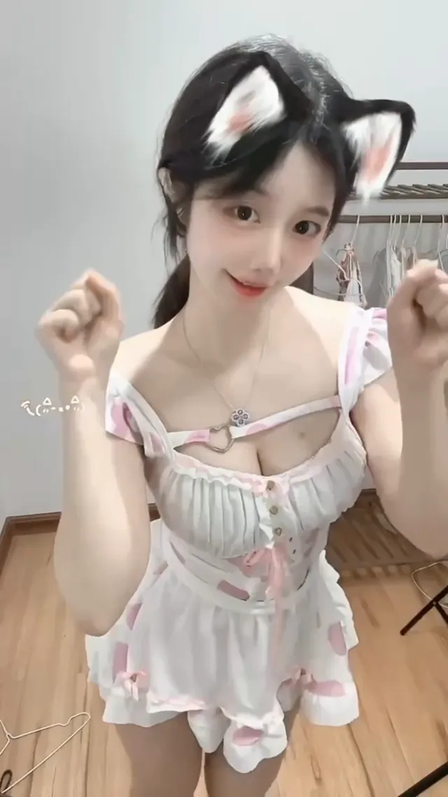 甜美可愛美少女萝莉私下母狗騷樣真是欠操，cos服裝奶子真大