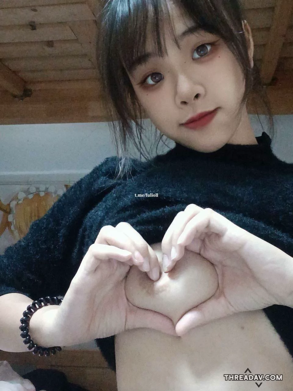 私拍曝光、高挑身材嫩乳蜜桃臀，无毛白虎一线天，宿舍发骚摆弄骚姿自拍