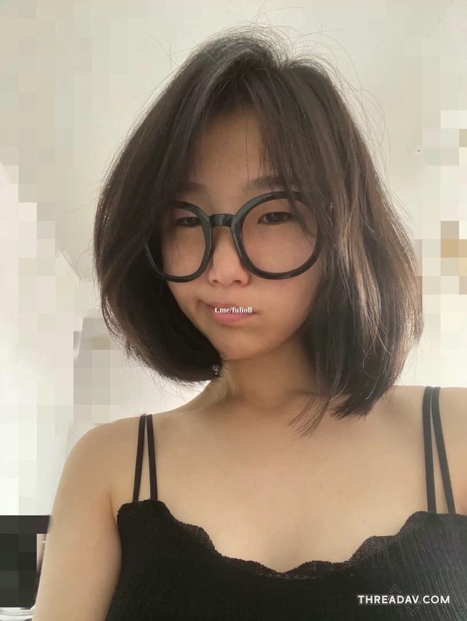 调教约啪清纯学生妹，嫩乳黑木耳、身穿小吊带，趴在镜子前撅起小肥臀，被金主狠狠抱艹