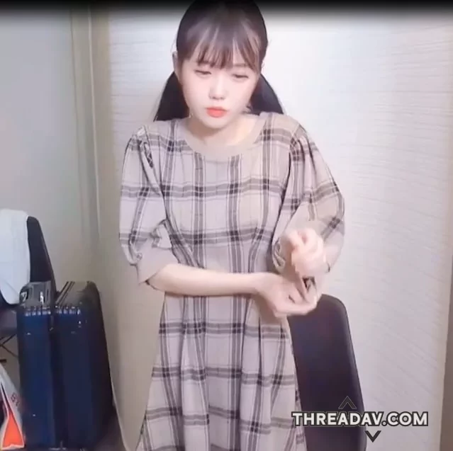 極品可愛少女蘿利，光是摸舔這身材肉體就令人受不了了，這嫩穴操了更爽，邊操邊看這無辜眼神更想猛操