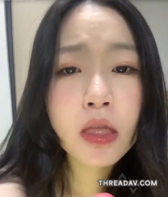 推特超级反差母狗 一个人在家用假鸡巴疯狂的抽插自己嘴巴