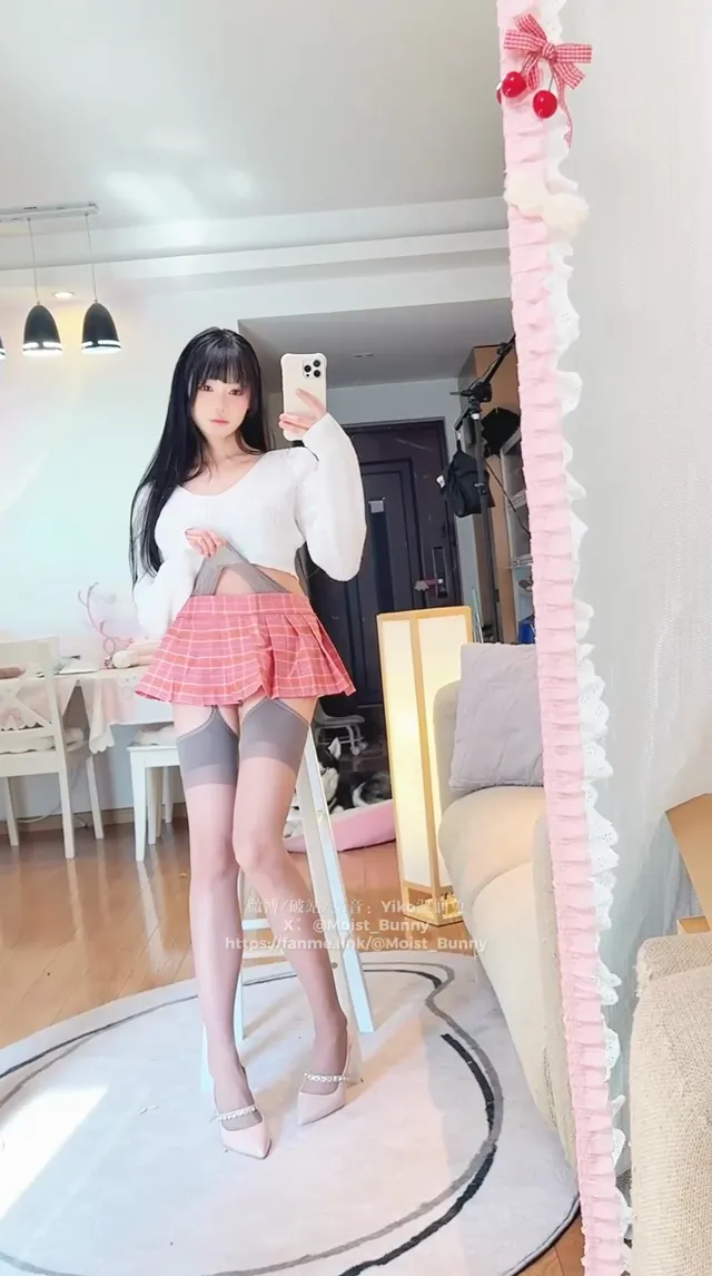 雙馬尾甜美可愛萝莉，粉嫩白虎穴露出白皙巨乳奶子，操起來一定很舒爽