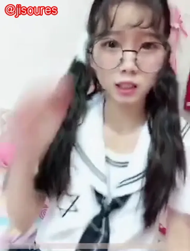 雙馬尾大圓框眼鏡妹制服少女直播視訊自摸扣逼騷樣，確實母狗，用陽具抽插淫蕩漾