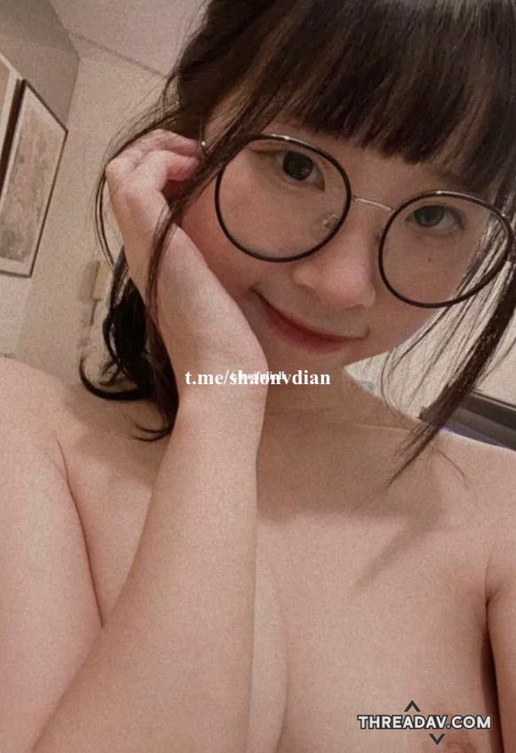 高颜萝莉最新私拍流出，人前清纯可爱，人后反差母狗脱了衣服，连眼神都不一样真骚