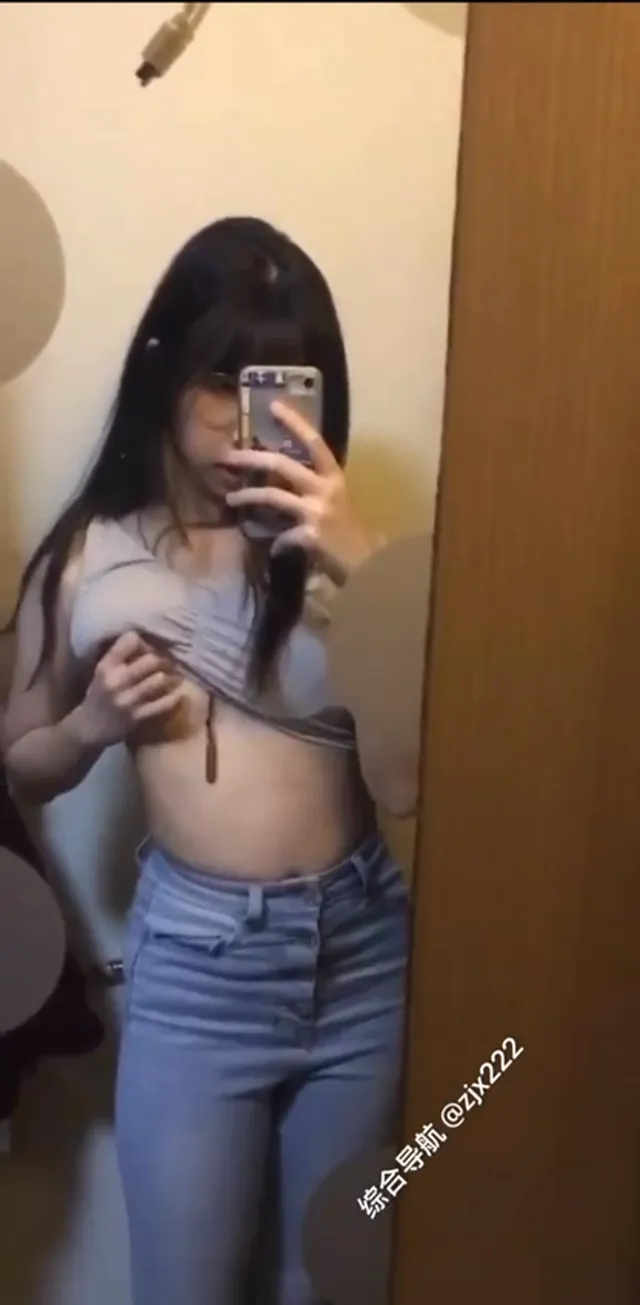 高颜萝莉最新私拍流出，人前清纯可爱，人后反差母狗脱了衣服，连眼神都不一样真骚