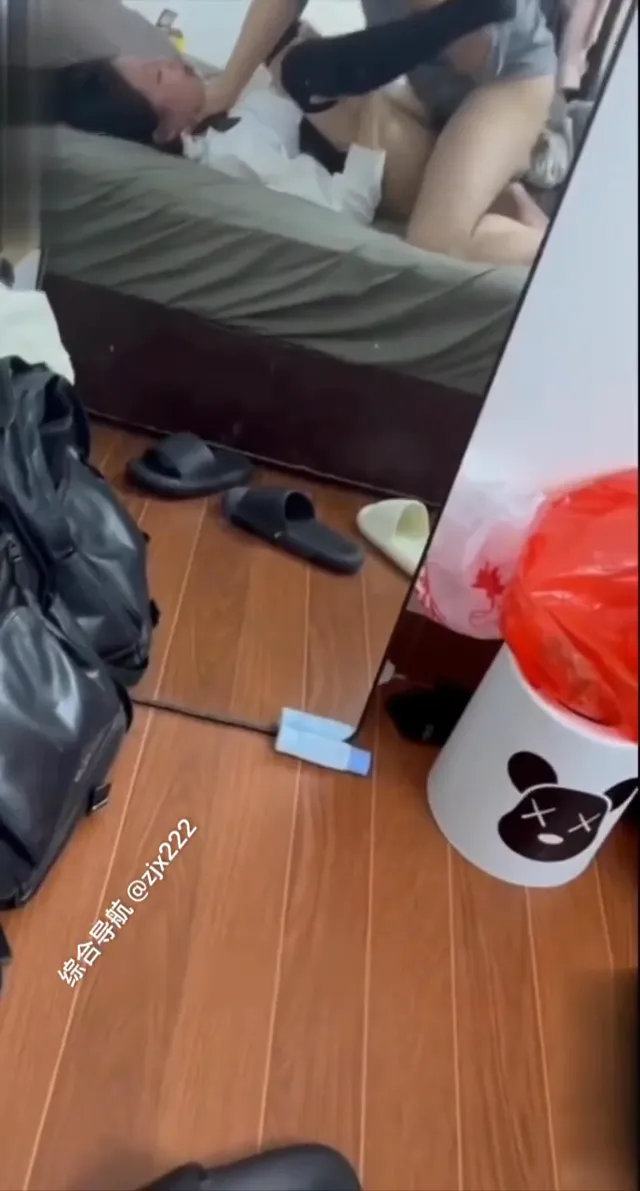 高颜萝莉在校高中生，校服还没来得及换校服配肉丝喜欢被羞辱
