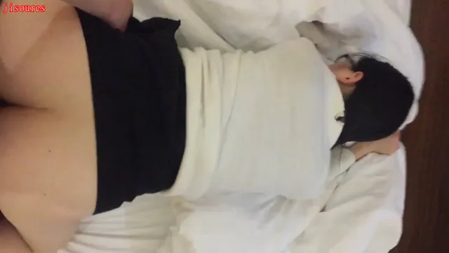 眼鏡學生妹制服都還沒脫就急著想打炮被猛操