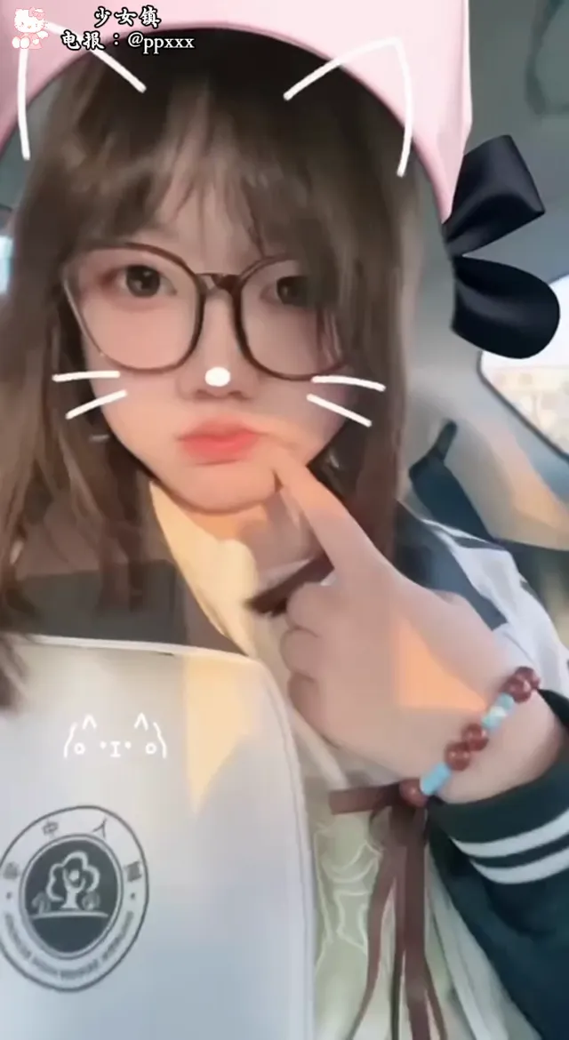 清純高中生的脫衣自拍，小小的身體真是可愛 - 自拍視角實錄影片