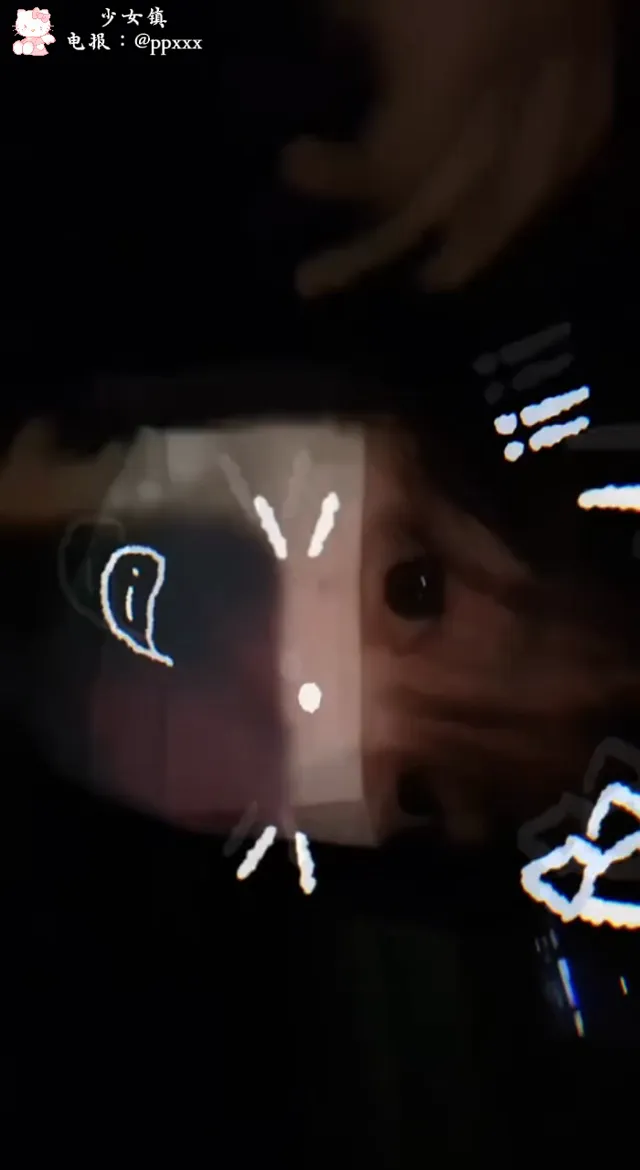 清純高中生的脫衣自拍，小小的身體真是可愛 - 自拍視角實錄影片