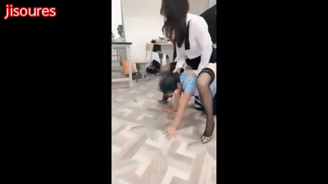 女神老师教室玩弄学生女奴 口舌，舔屁眼，耳光，坐脸，真会玩