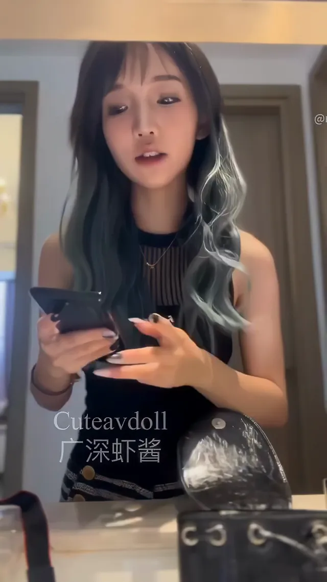 高顏值萝莉嫩妹自拍視頻，私下自拍全裸露出，白嫩奶子 - 自拍視角實錄影片
