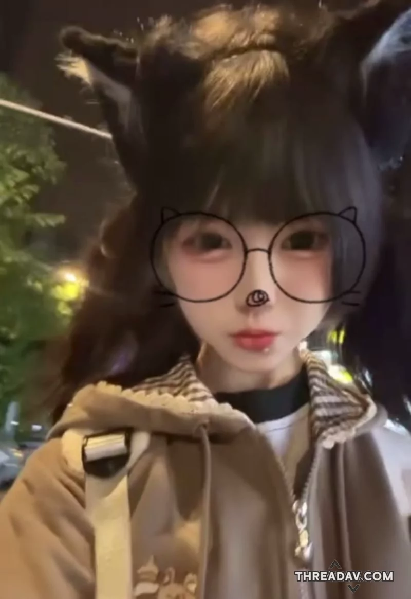 有坏习惯的唇钉萝莉，坏坏的模样令人想好好教教她