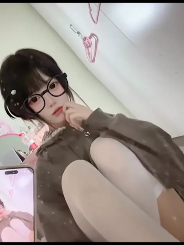 有坏习惯的唇钉萝莉，坏坏的模样令人想好好教教她