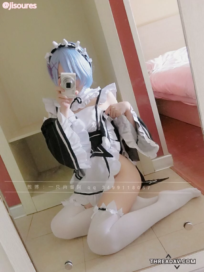 少萝cos二次元角色扒開幼嫩白虎穴扣逼自拍自摸大奶子，極度騷樣感
