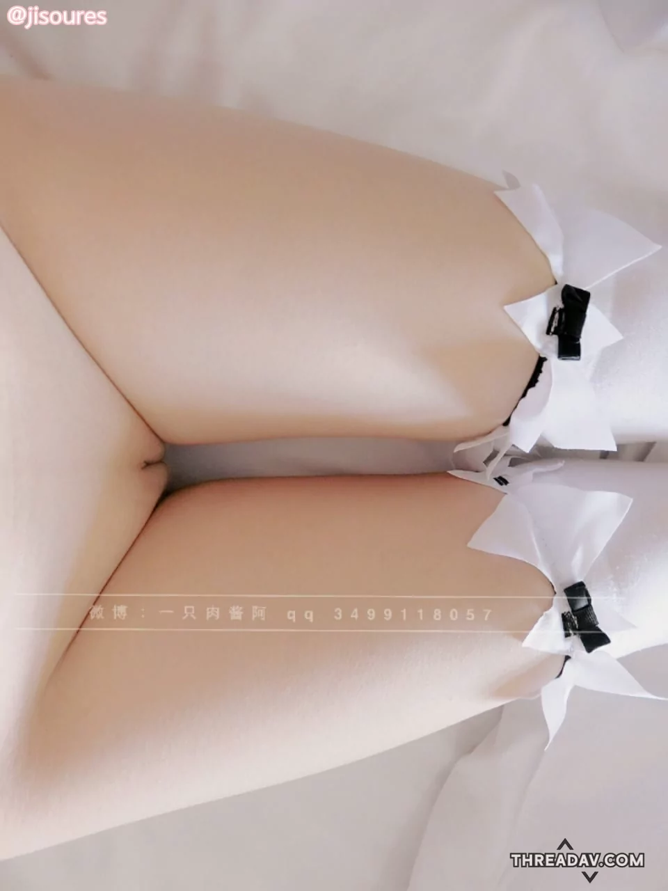 少萝cos二次元角色扒開幼嫩白虎穴扣逼自拍自摸大奶子，極度騷樣感