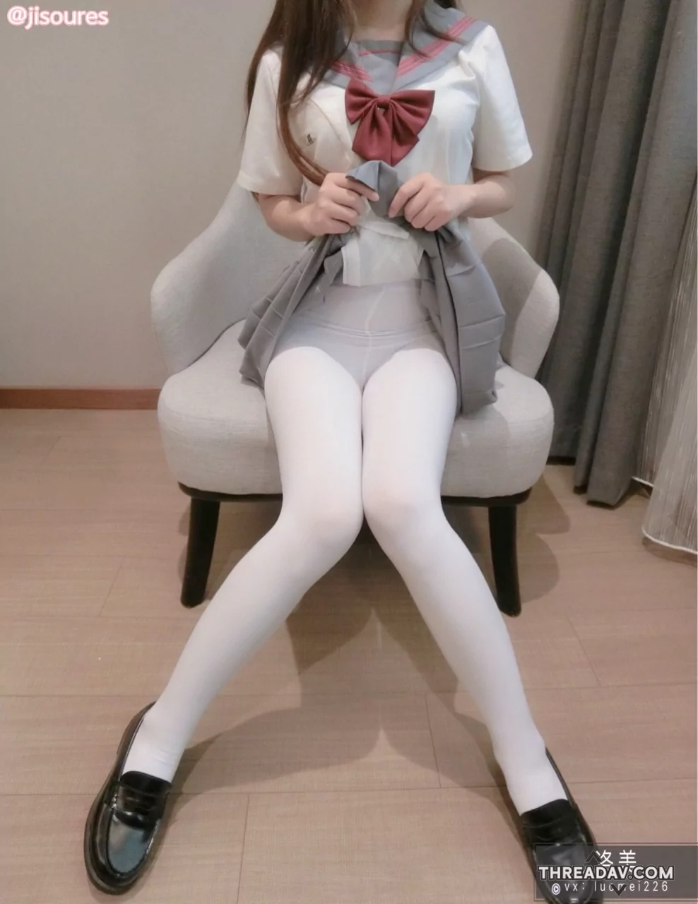 優質極品制服少萝穿上長白襪在床上淫蕩，掀起上衣這巨乳不得了
