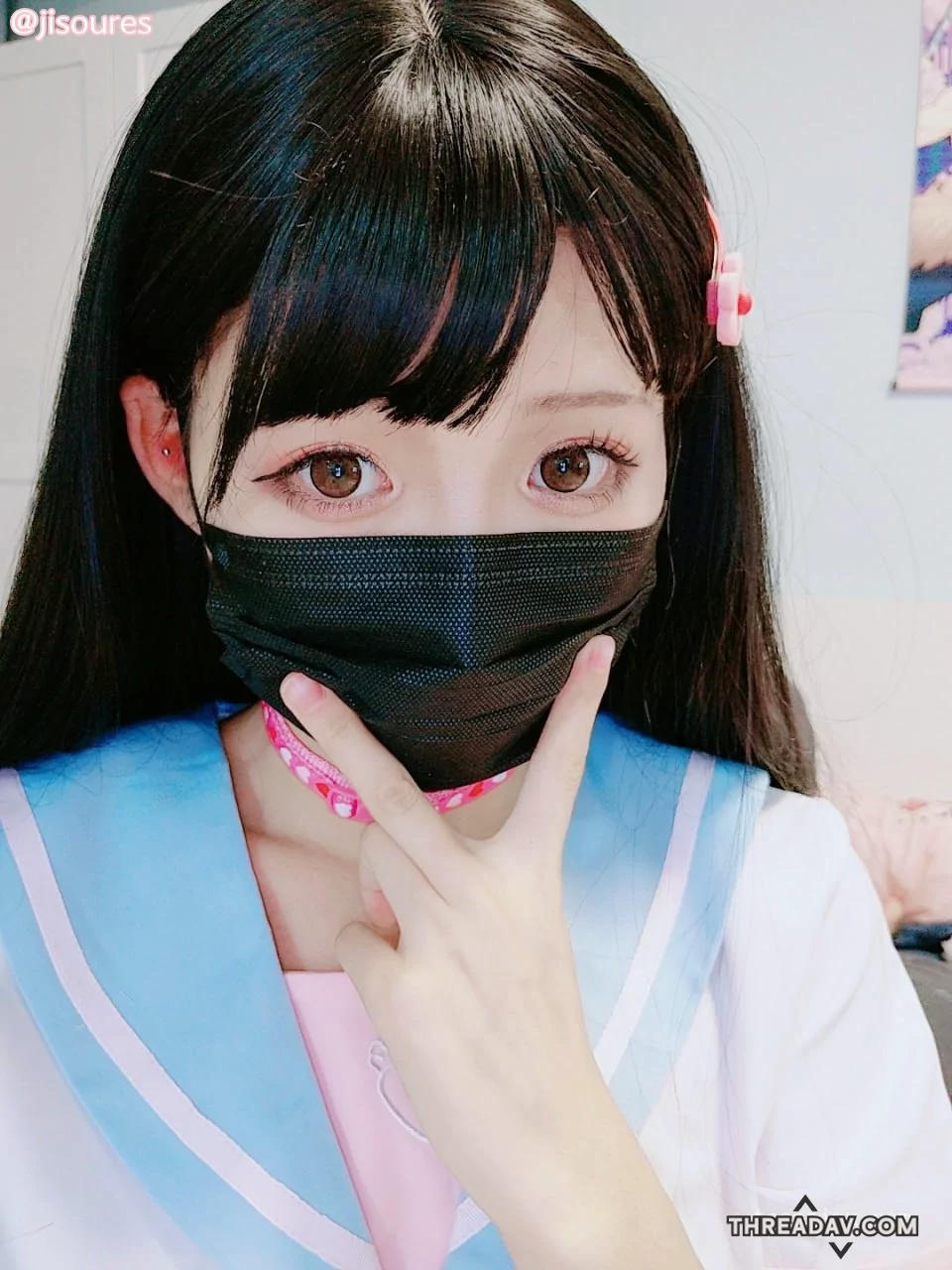 藍色制服好誘惑，知名萝莉雙馬尾兔耳撒嬌樣子真可愛，不忘扳開自己的小肉嫩穴跟奶子