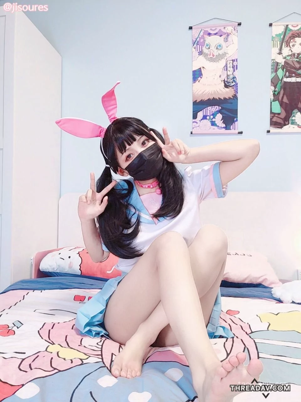藍色制服好誘惑，知名萝莉雙馬尾兔耳撒嬌樣子真可愛，不忘扳開自己的小肉嫩穴跟奶子