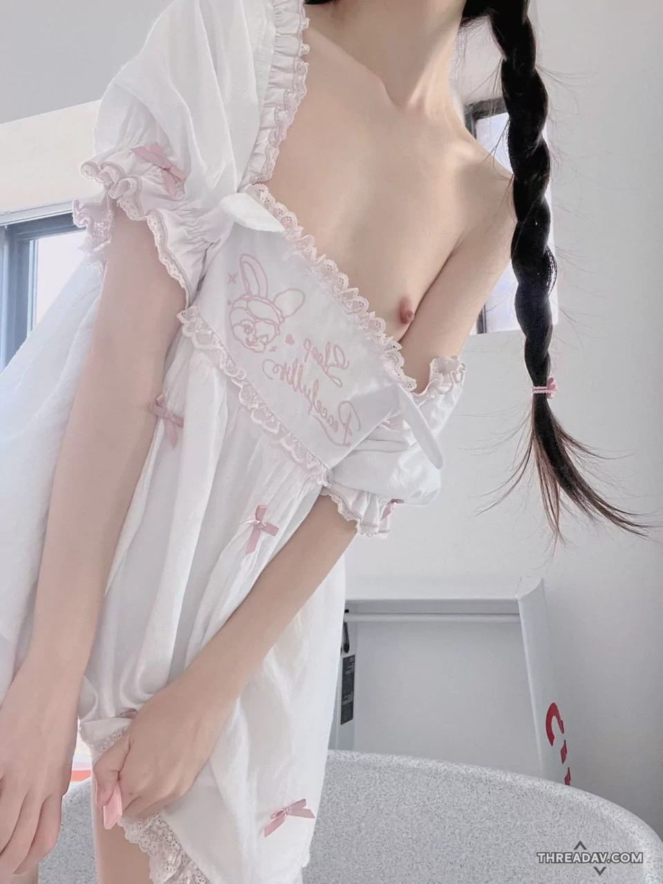 双马尾貧乳小萝莉，身材看起來真是滑嫩，不愧是小妹子，要是个白虎就更完美啦