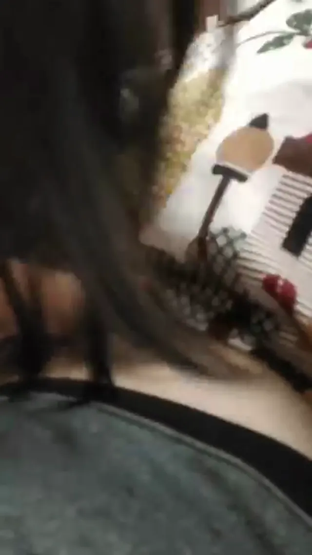 刚满18的高颜值馒头逼少女，被大鸡巴插得眼睛都红了
