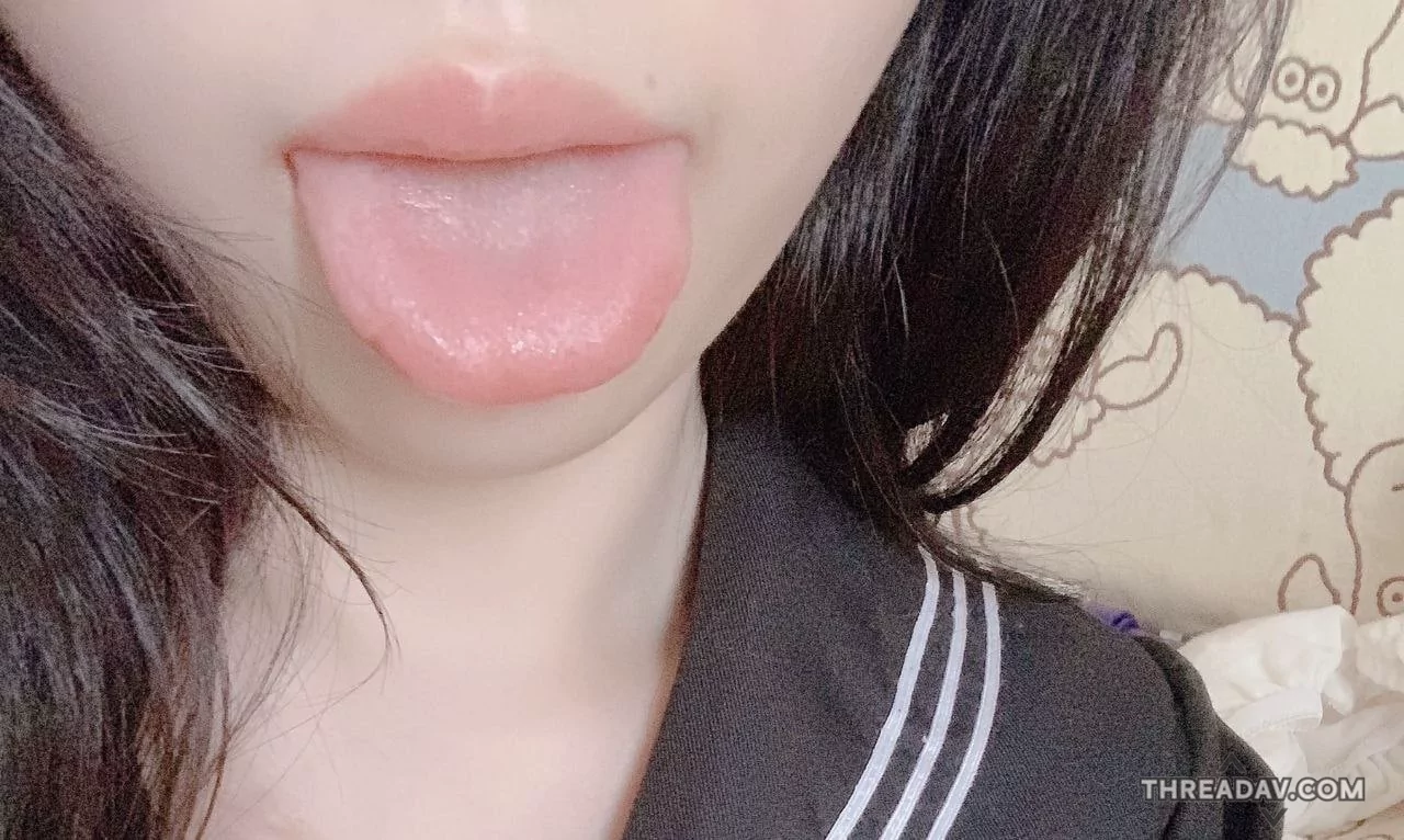 清纯学制服學生妹真是騷樣滿分，吐出幼嫩的舌頭真想含下去，白皙身材看起來超滑嫩