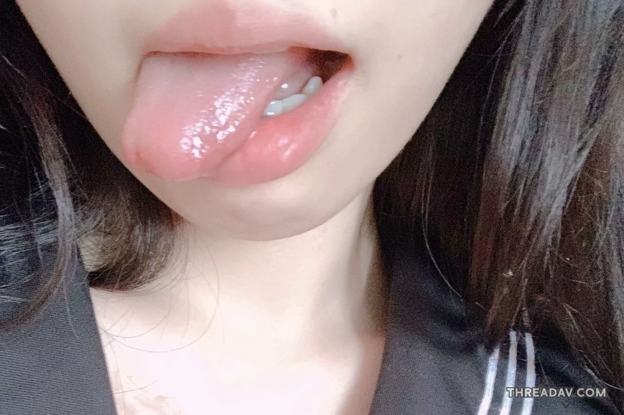 清纯学制服學生妹真是騷樣滿分，吐出幼嫩的舌頭真想含下去，白皙身材看起來超滑嫩