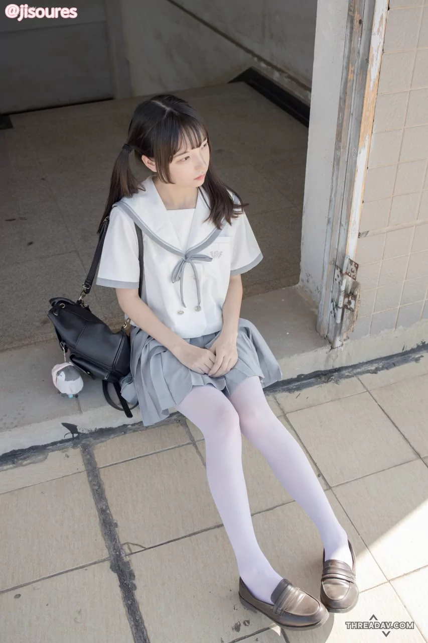 雙馬尾少萝制服學生妹在陽台上坐著，等待的樣子真可愛，一臉嬌羞樣真想猛操她