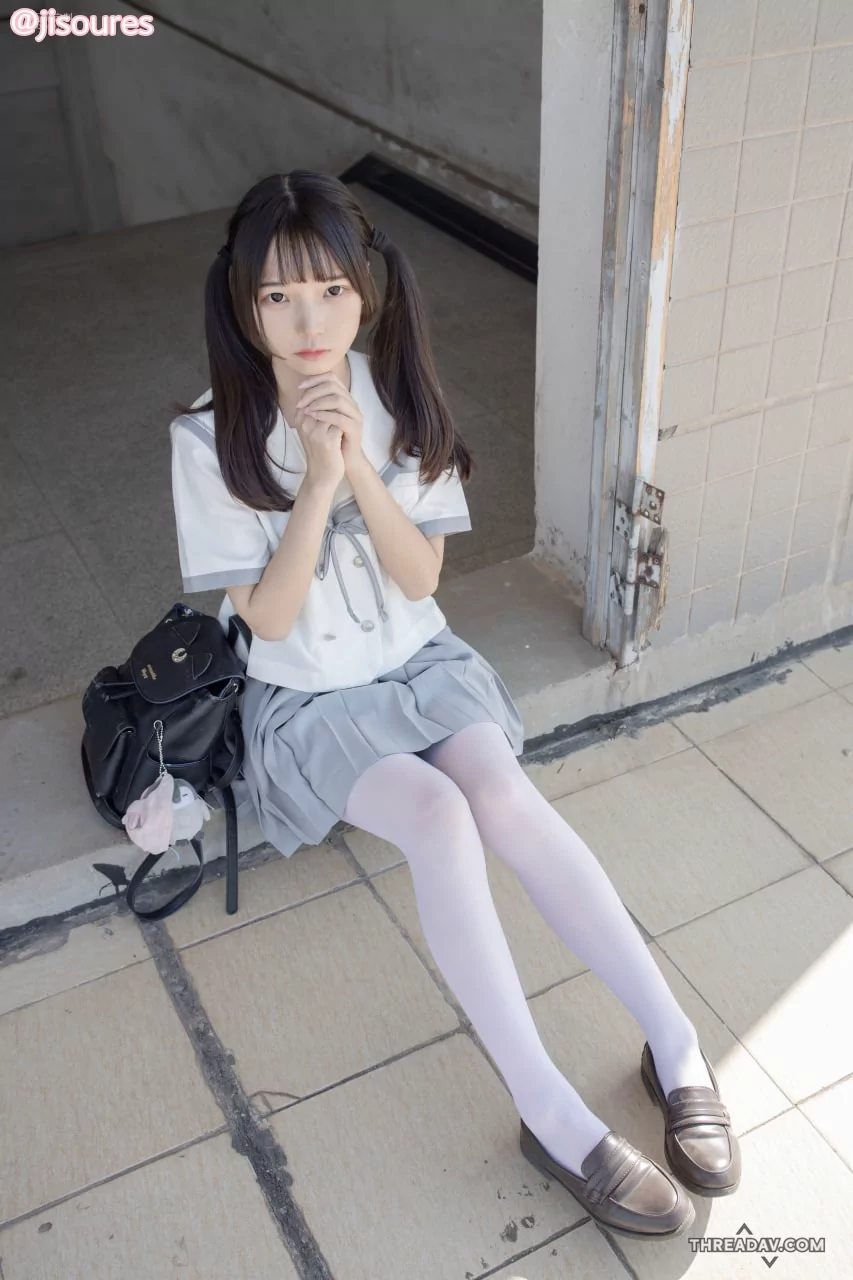 雙馬尾少萝制服學生妹在陽台上坐著，等待的樣子真可愛，一臉嬌羞樣真想猛操她